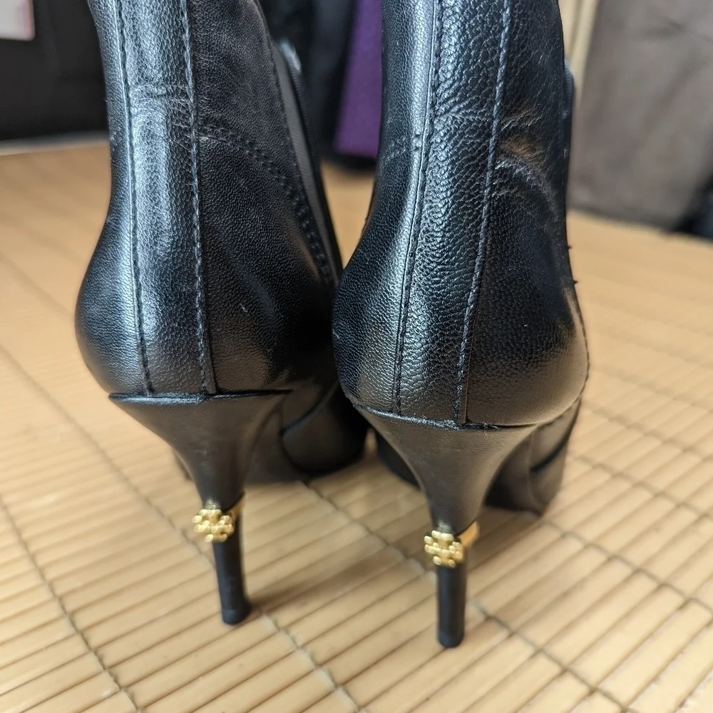 TORY BURCH 166132 Black Leather Pointy Cap Toe Booties Gold Logo Heel size 7 M.